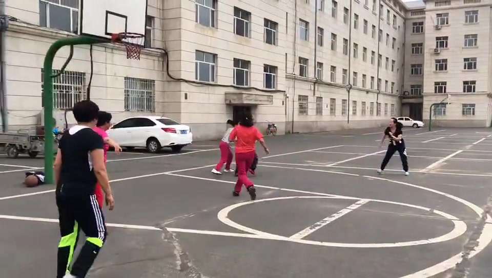 在篮球场不跳广场舞的大妈，篮球能打多好？