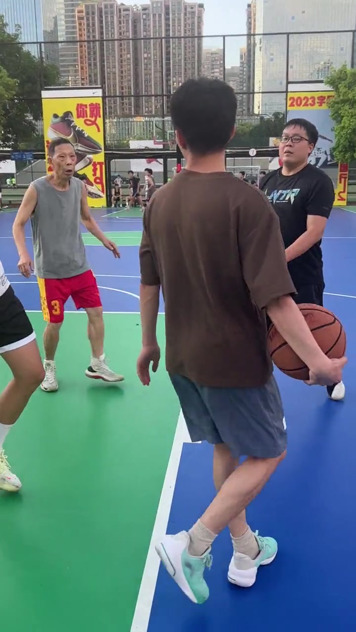 我都以为要重新发球了，结果来个突然袭击？