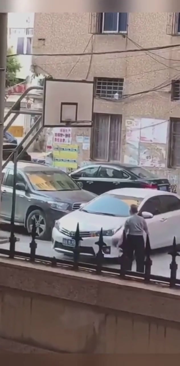 篮球场是用来打球， 还是用来停车的？