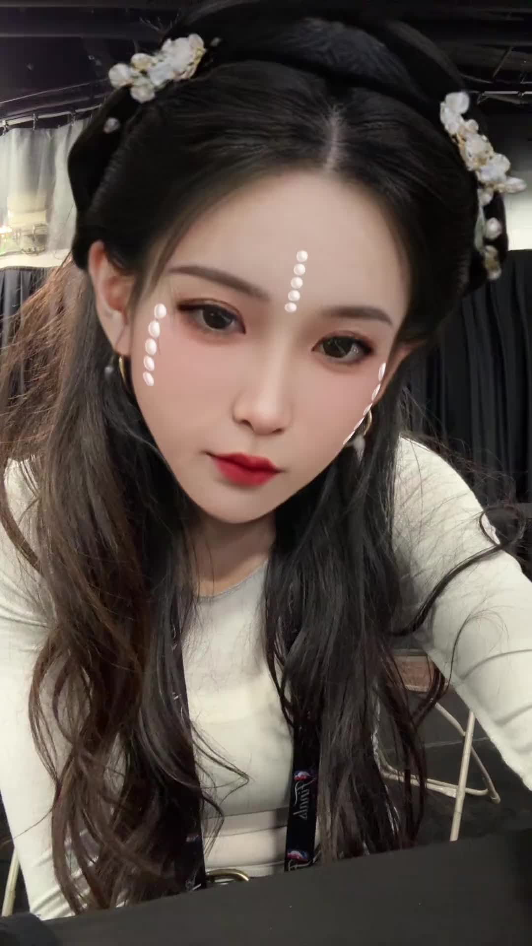 周玲安：不小心打开了“莫雨云烟”的特效～ 帅不过三秒 别眨眼我要变身了~