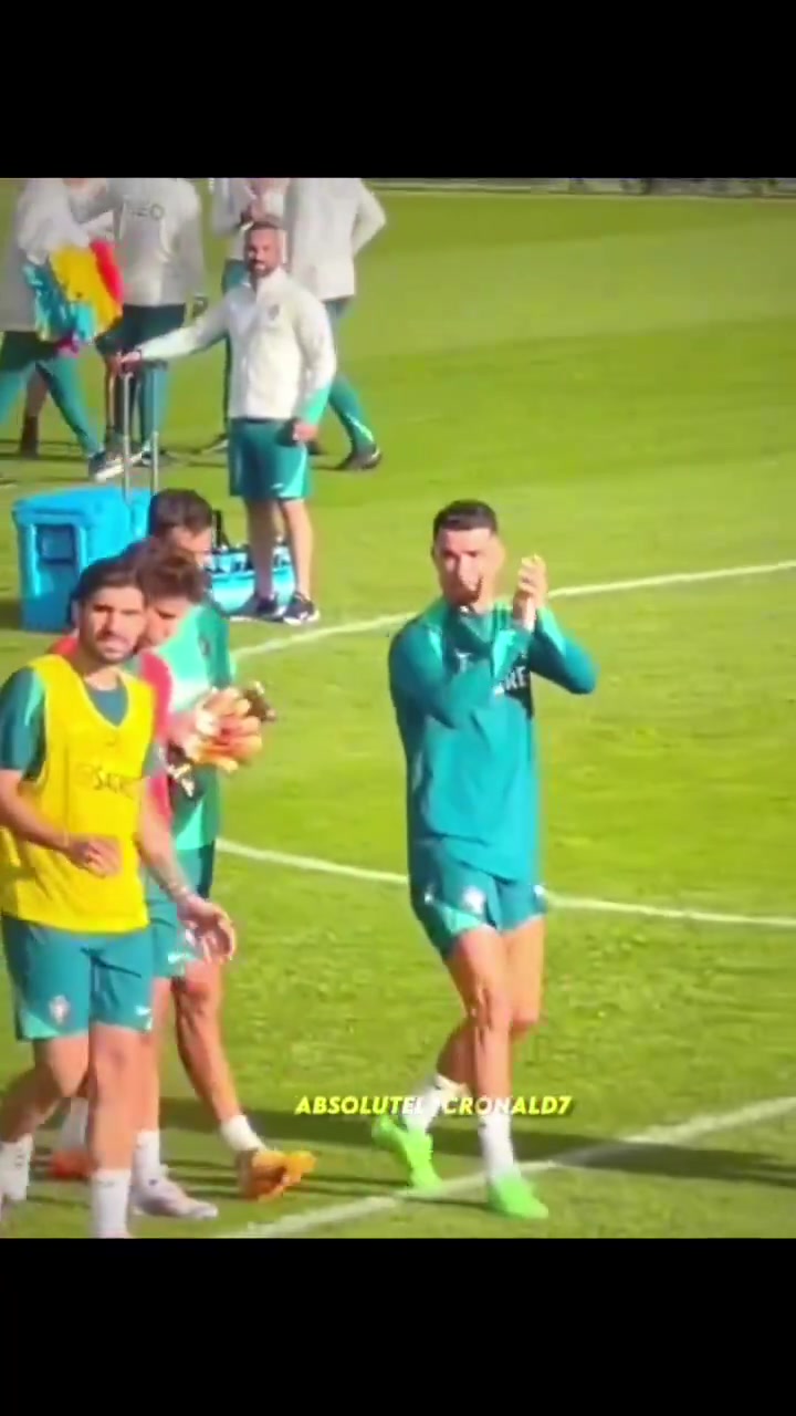 当有球迷喊：“Hala Madrid！”，看C罗这小表情