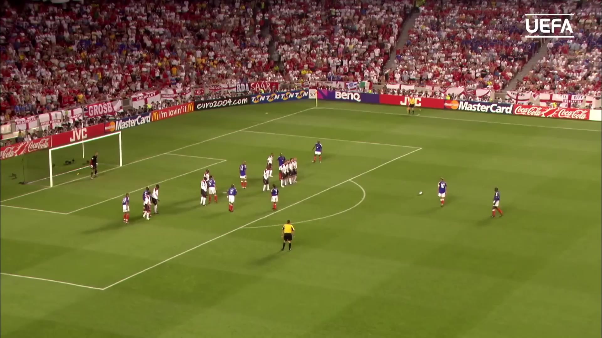 欧洲杯每日一星-2004年齐达内补时双响！法国2-1神奇逆转英格兰！
