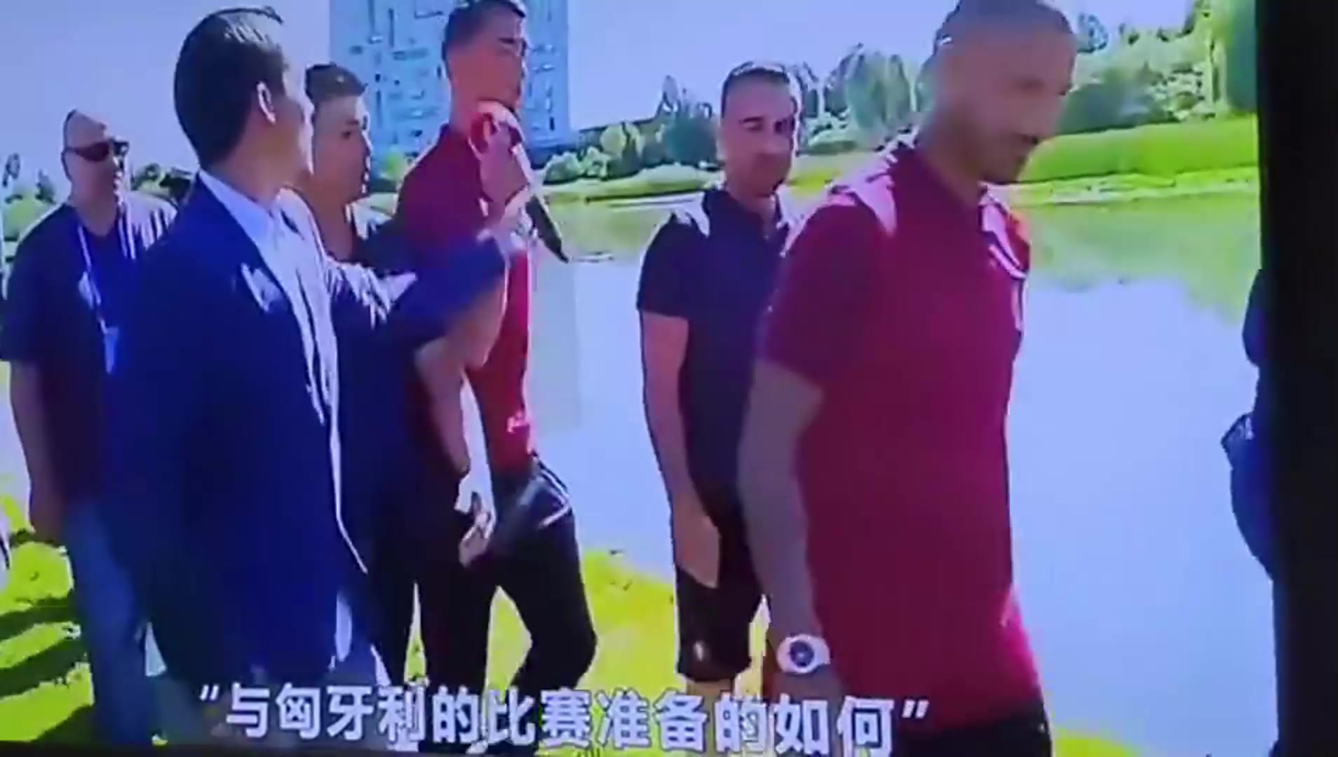 “与匈牙利的比赛准备得如何？”此前记者采访C罗时话筒被丢到了水里