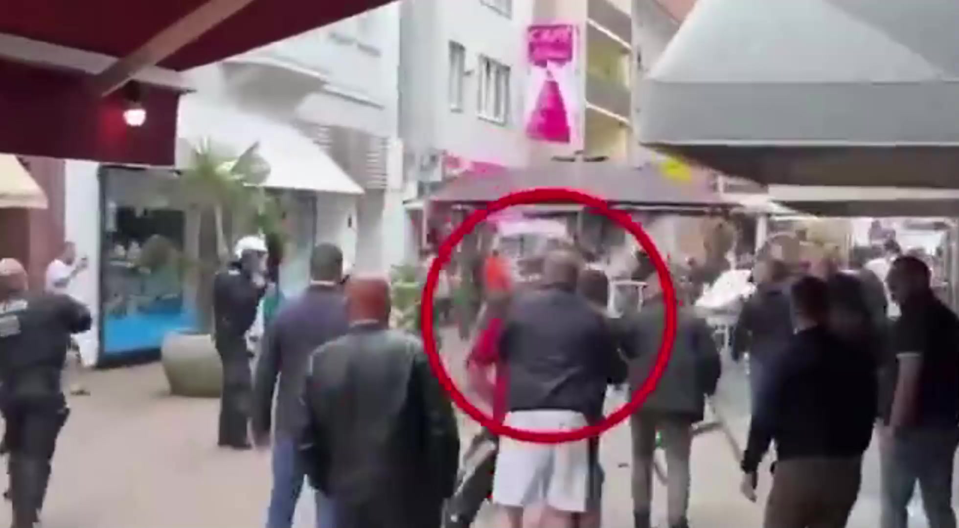 塞尔维亚总统武契奇的儿子与球迷发生冲突，之后被数名保镖阻止