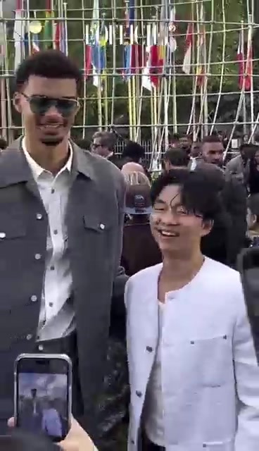 也走时尚路线？文班亚马与韩国艺人孔刘同框合影