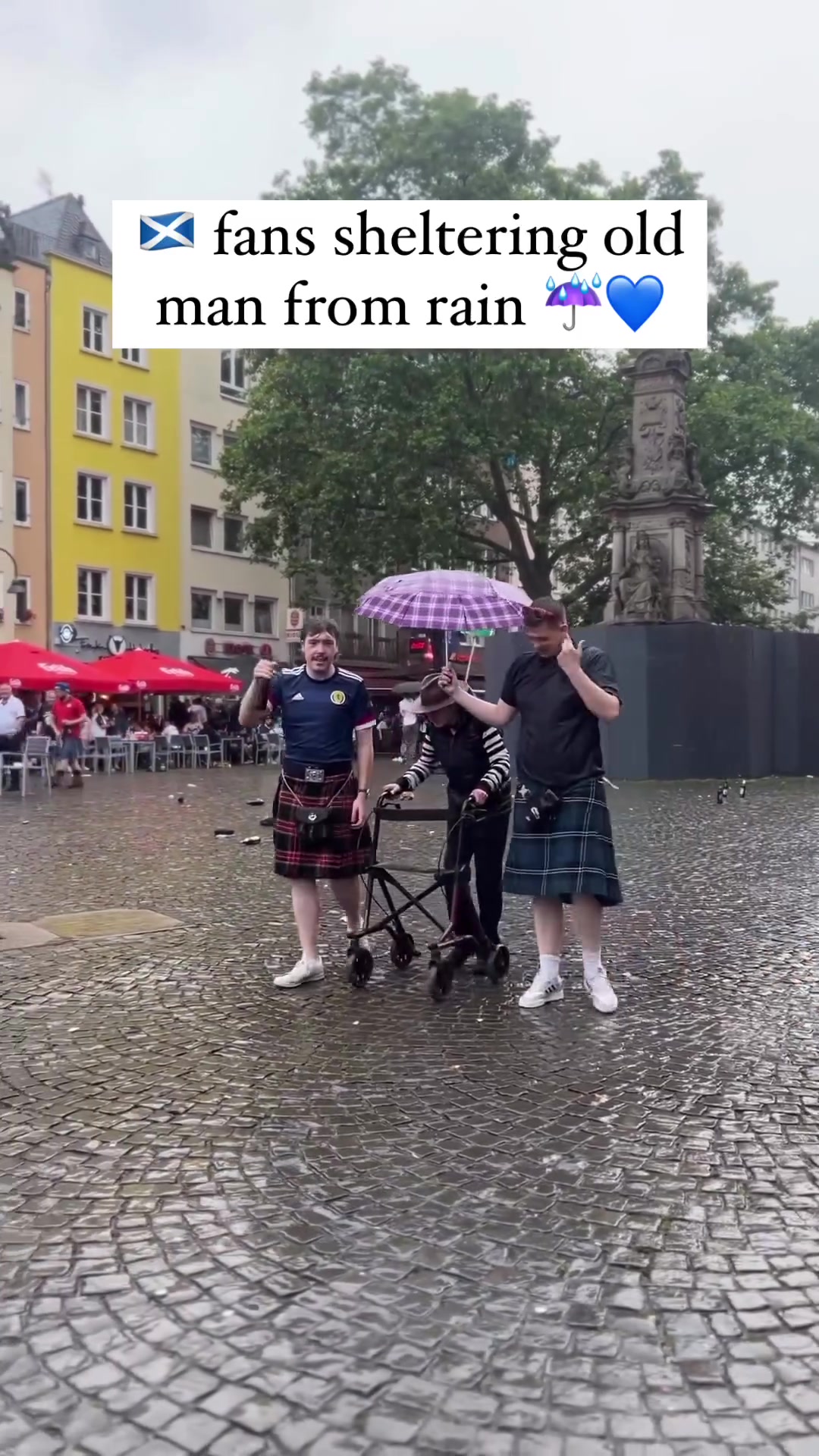 优质球迷♥苏格兰球迷雨中为老人撑伞前行