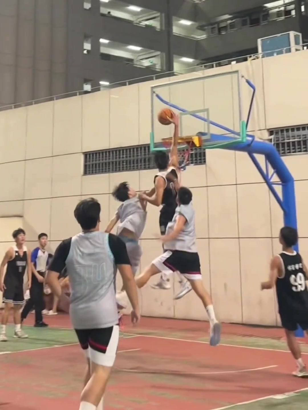 不是哥们 大家都是上篮你怎么是下篮啊