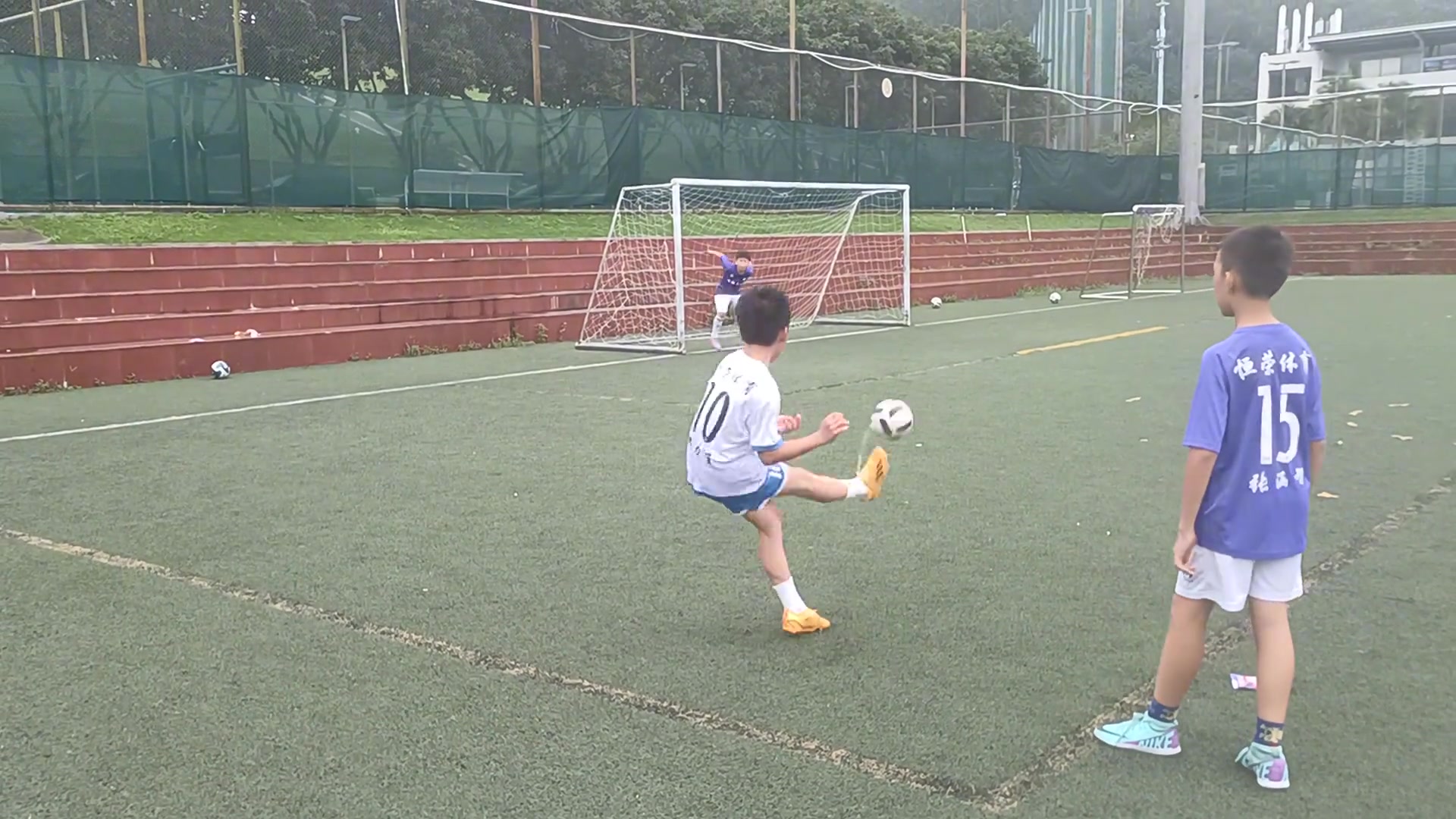 小孩哥模仿的克罗斯任意球绝杀能打几分？