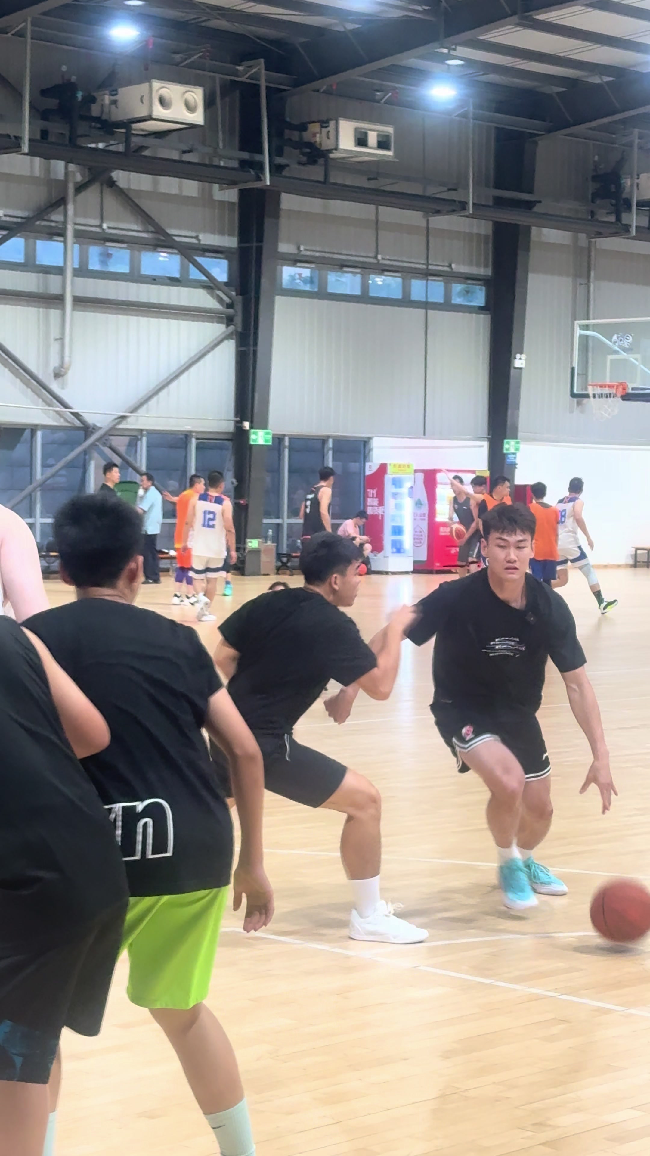 睿泽空降青岛国信篮球公园 进门就开打，上场就助攻。