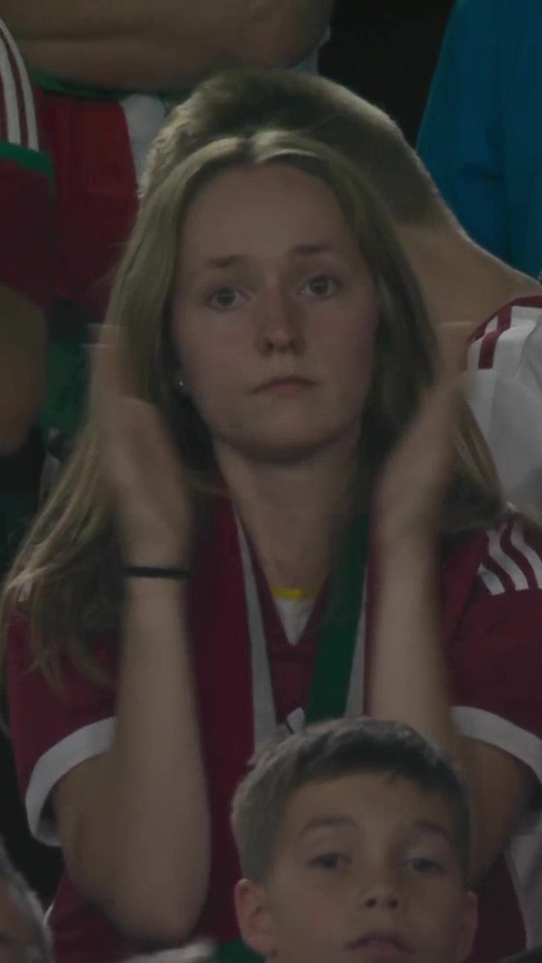 匈牙利前锋被担架抬出场，女球迷