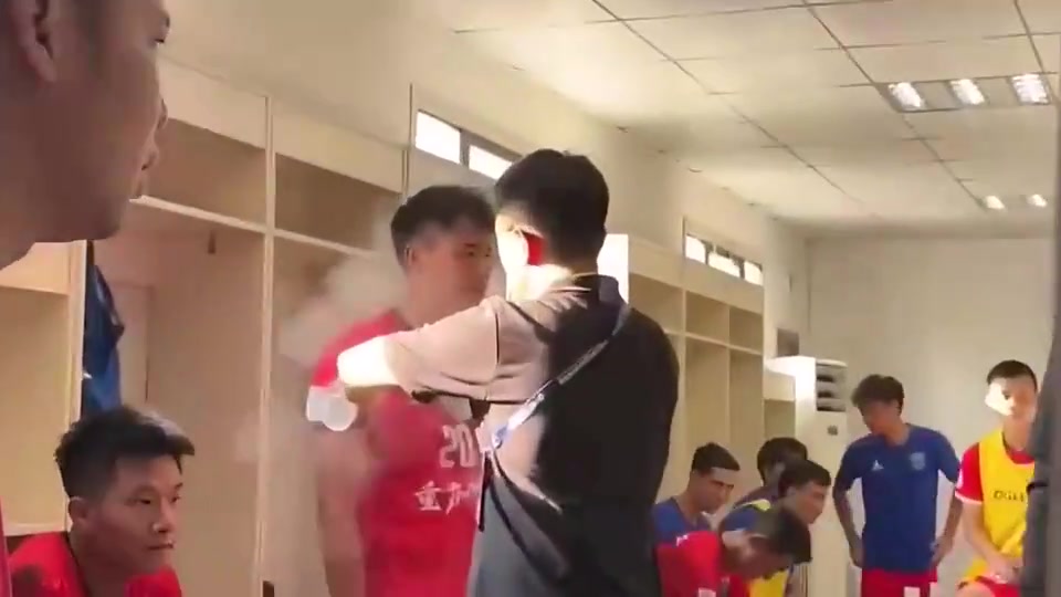 一人夺一刀RNMMP？重庆春蕾官方回应：球队领队为了激励球员、提高士气而采取