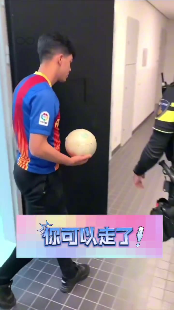 调皮的巴萨球迷，警察：你这小伙怎么回事？
