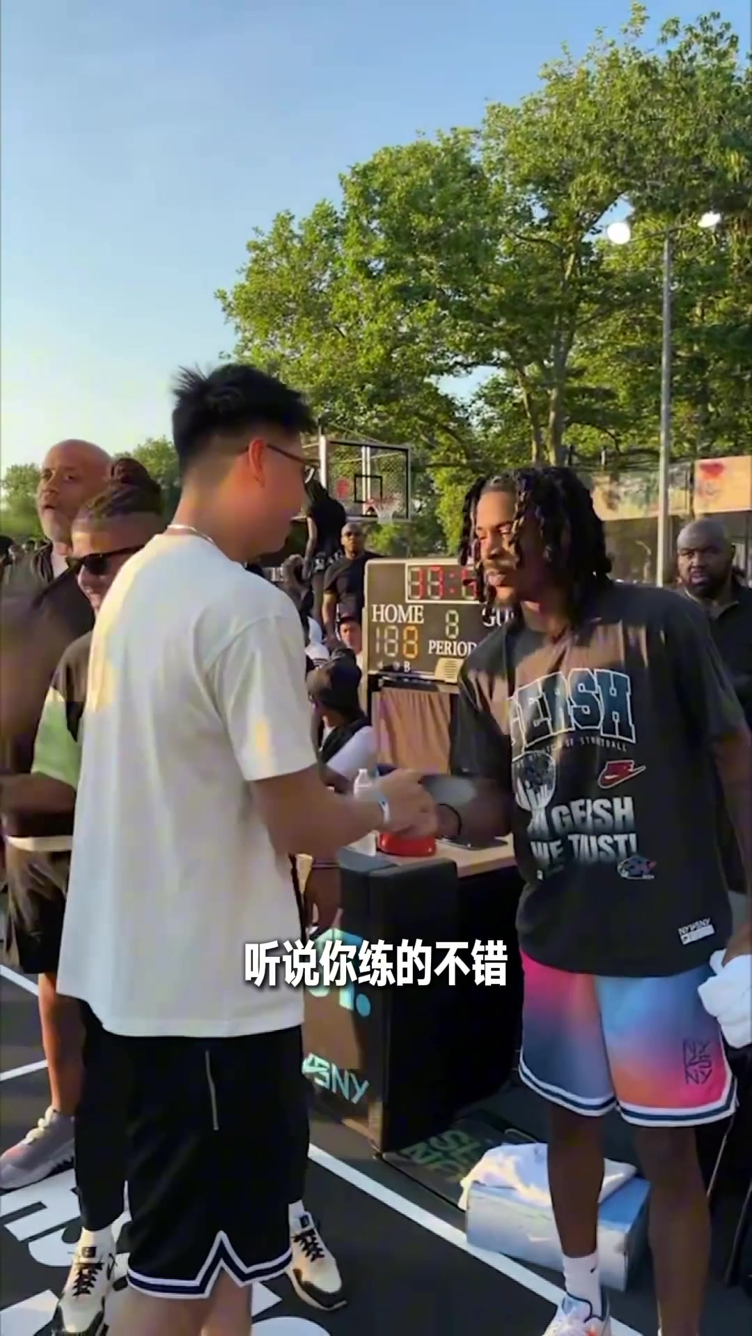 57顺位灰熊选一下？崔永熙冲击NBA前 在球场遇到圣枪游侠莫兰特拥抱致意！