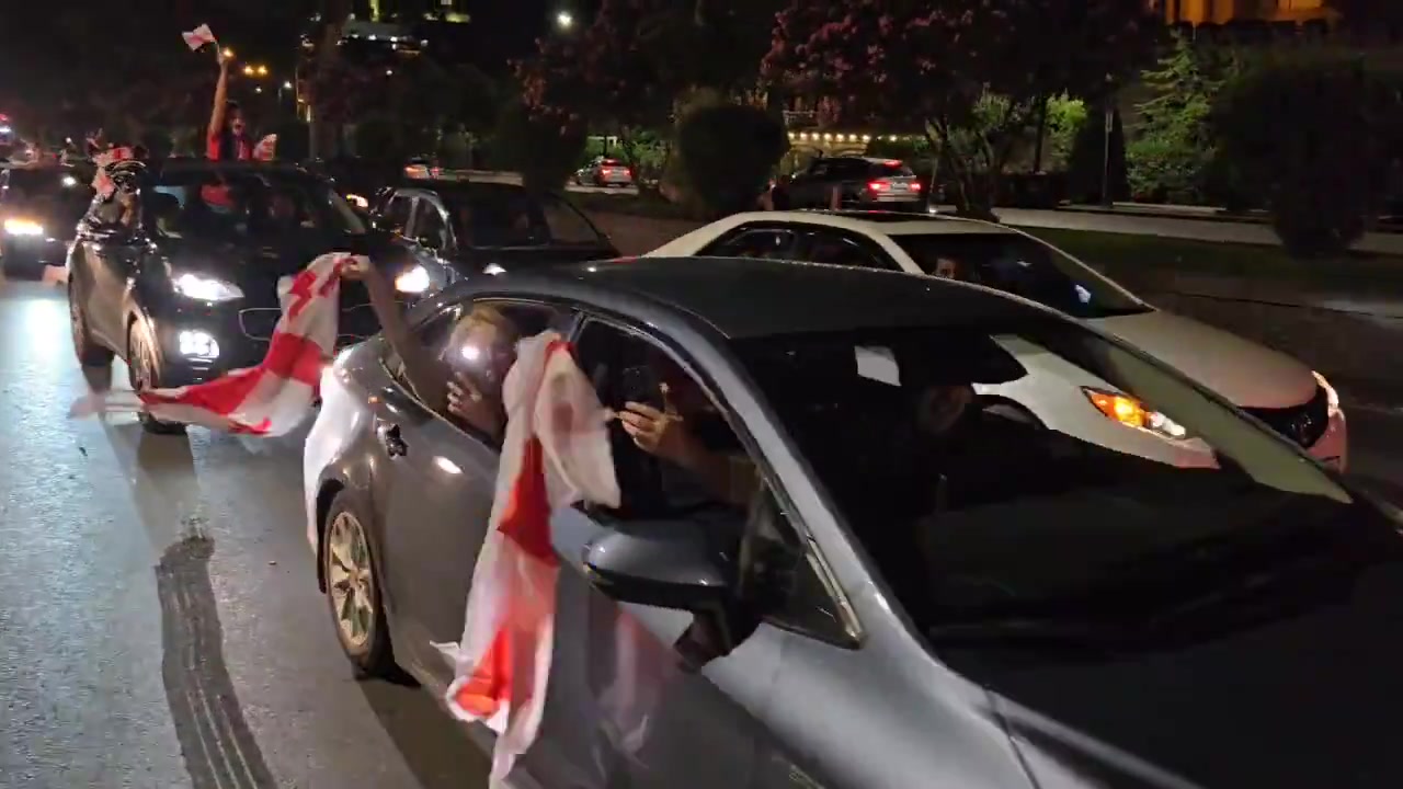 疯狂鸣笛！格鲁吉亚民众在街头庆祝2-0战胜葡萄牙