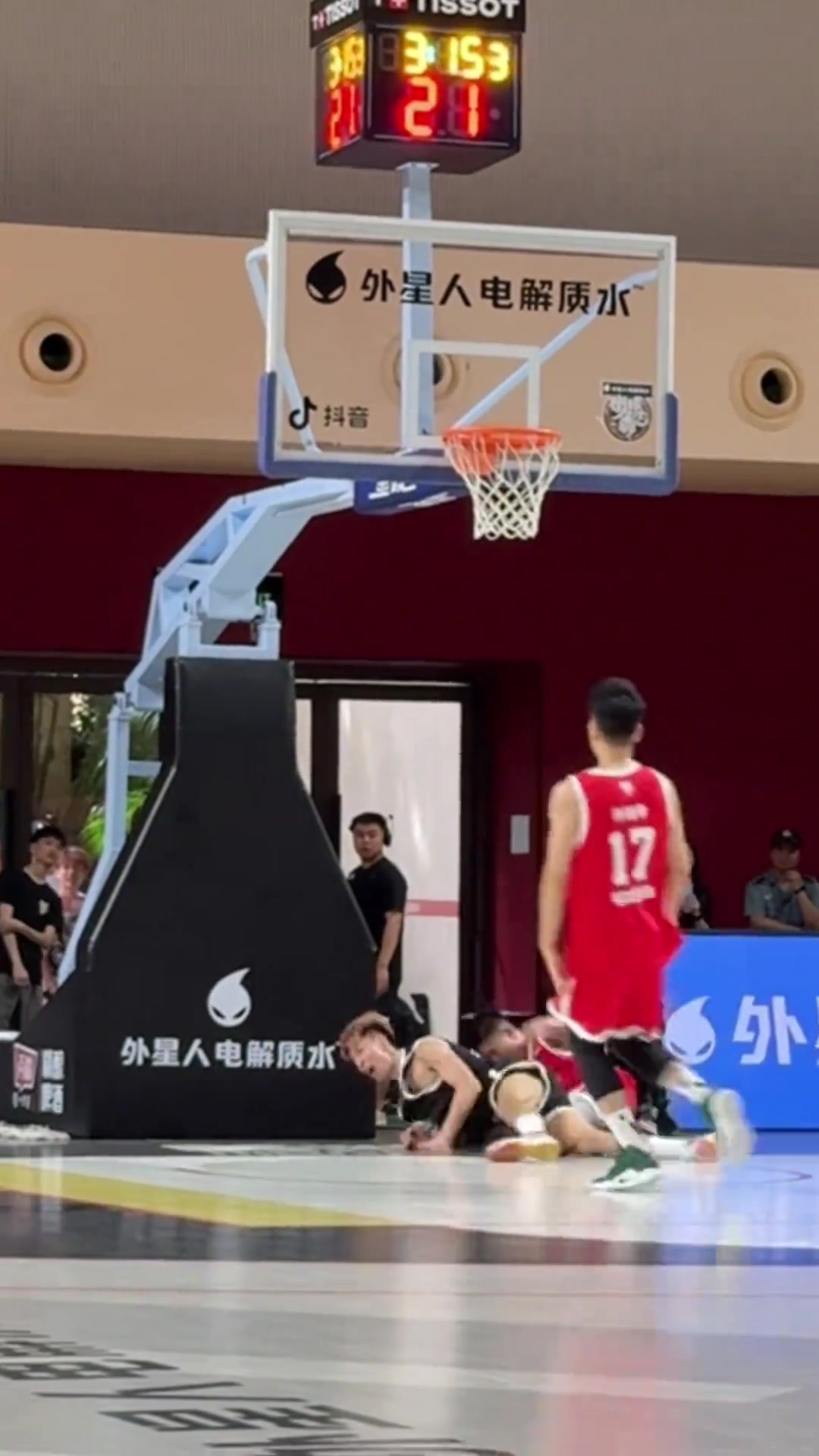 上篮球员：这样出手应该扇不到了吧？