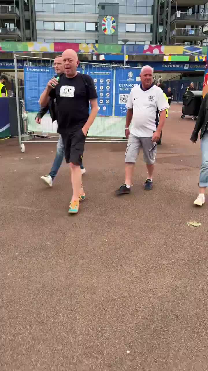 亏大了！提前离场的英格兰球迷怒喷：踢的是狗屎！