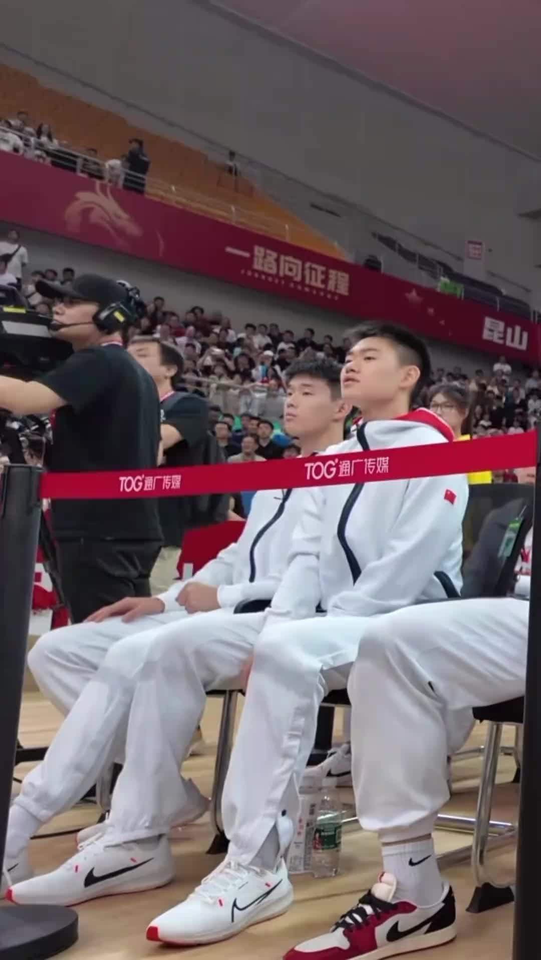 网友晒林葳&赵维伦场下为队友加油：沦为无情的鼓掌机器？