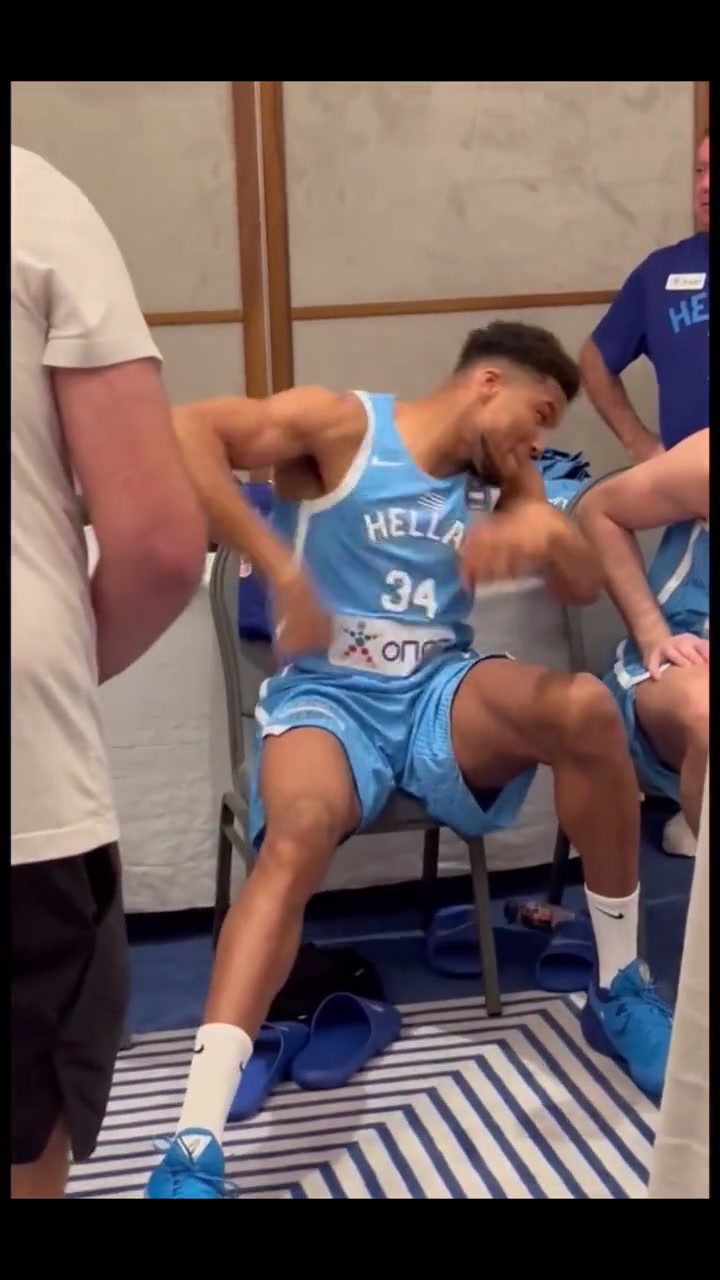 字母哥使出了龙拳？字母近期在准备奥运资格赛，看来心情不错！
