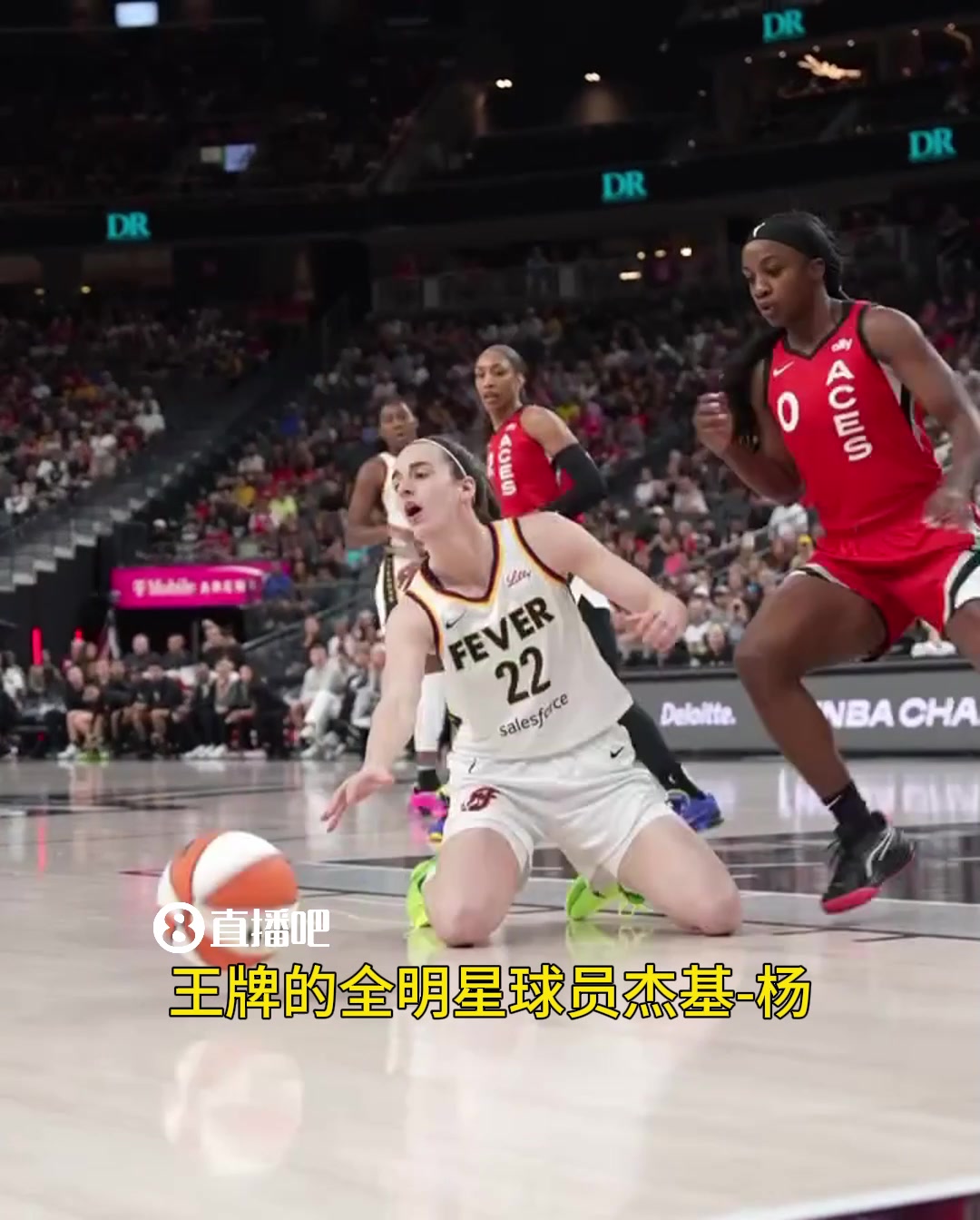 暖心！杰基-杨故意松开自己鞋带 帮助状元克拉克重新回到比赛中