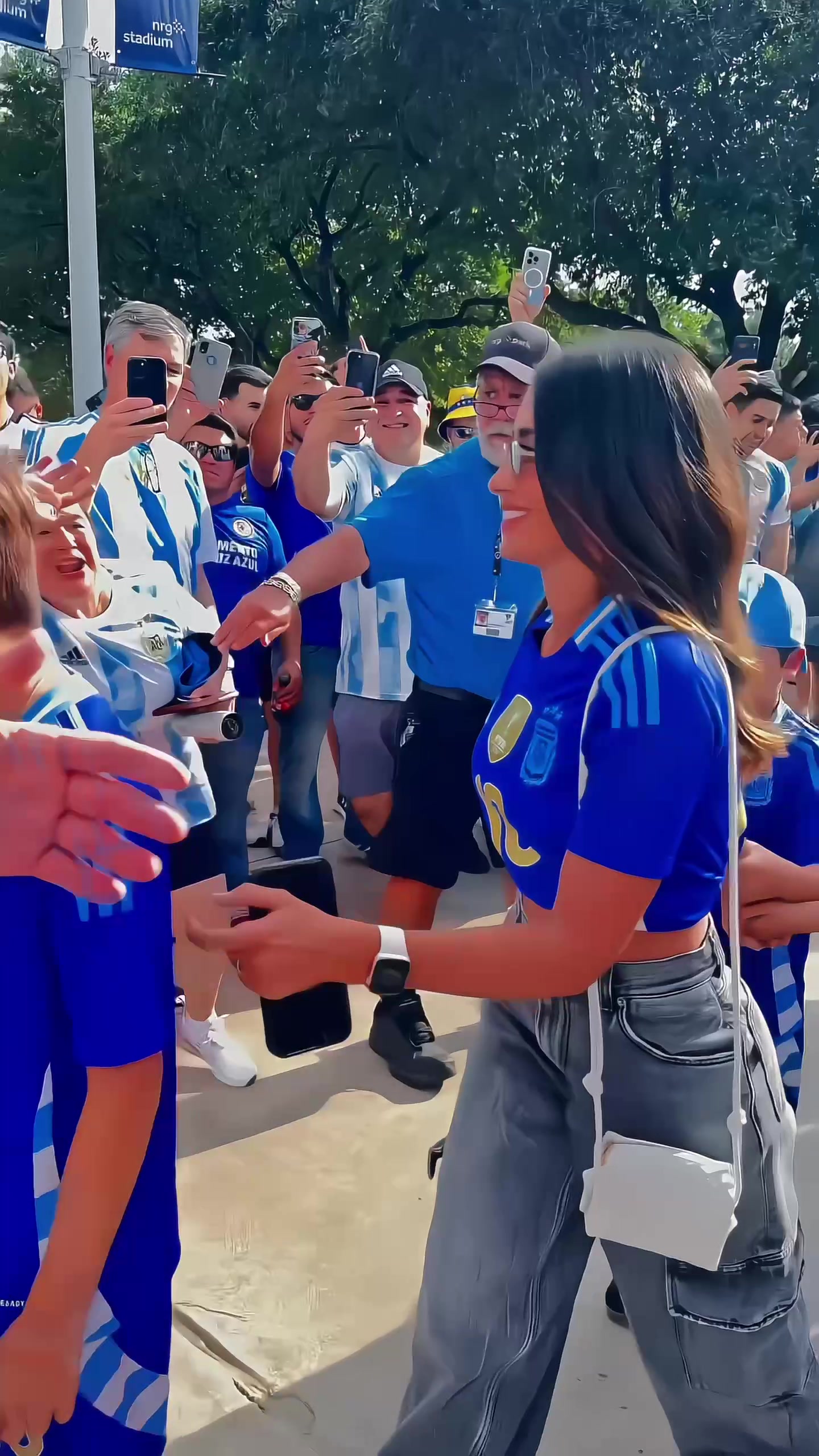 梅西老婆安东内拉带着孩子抵达球场，球迷排队欢呼