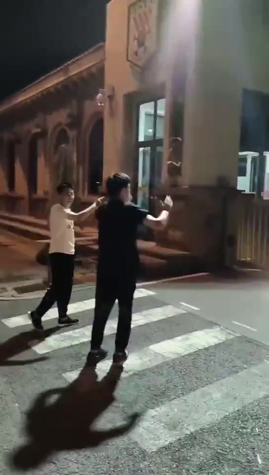 又有泰山球迷俱乐部门口表达不满：文旅滚蛋！