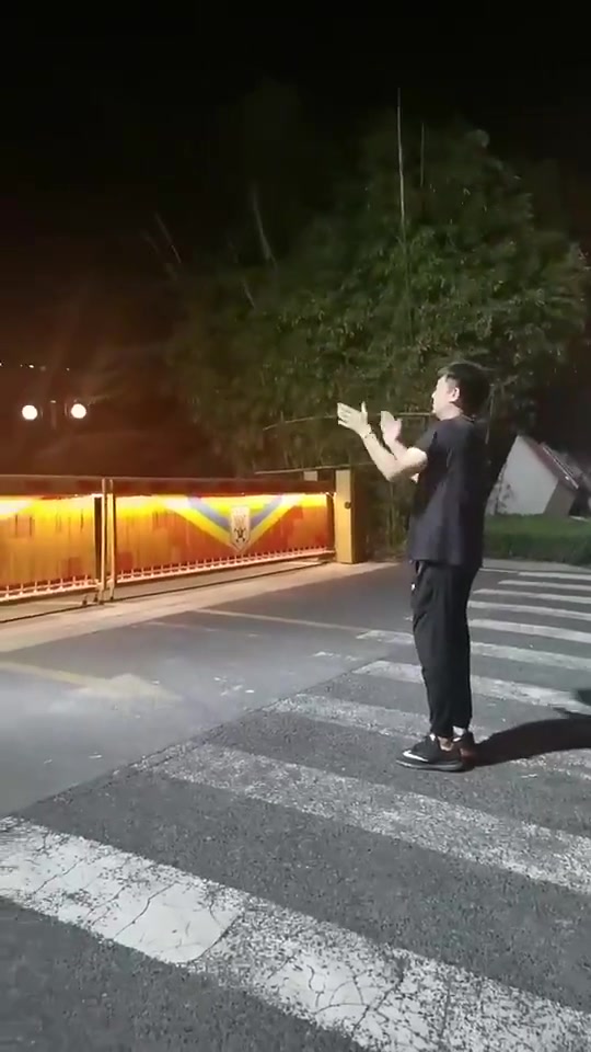 泰山队0-6惨败申花队！赛后球迷到俱乐部门口高喊：丢人现眼