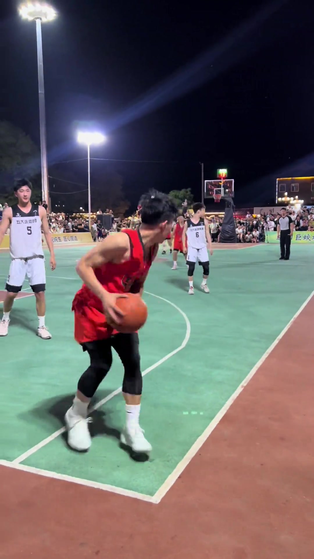 不懂就问：这球是出界还是二运了？？？