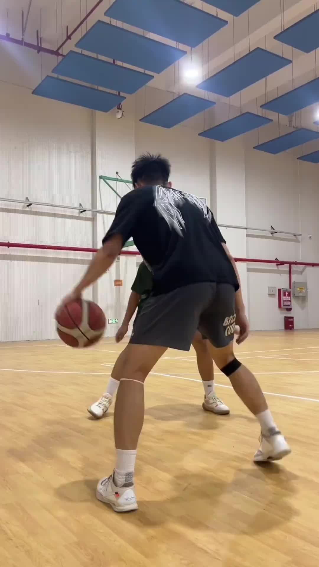 三分线扣篮？！篮球场上的就近原则法则