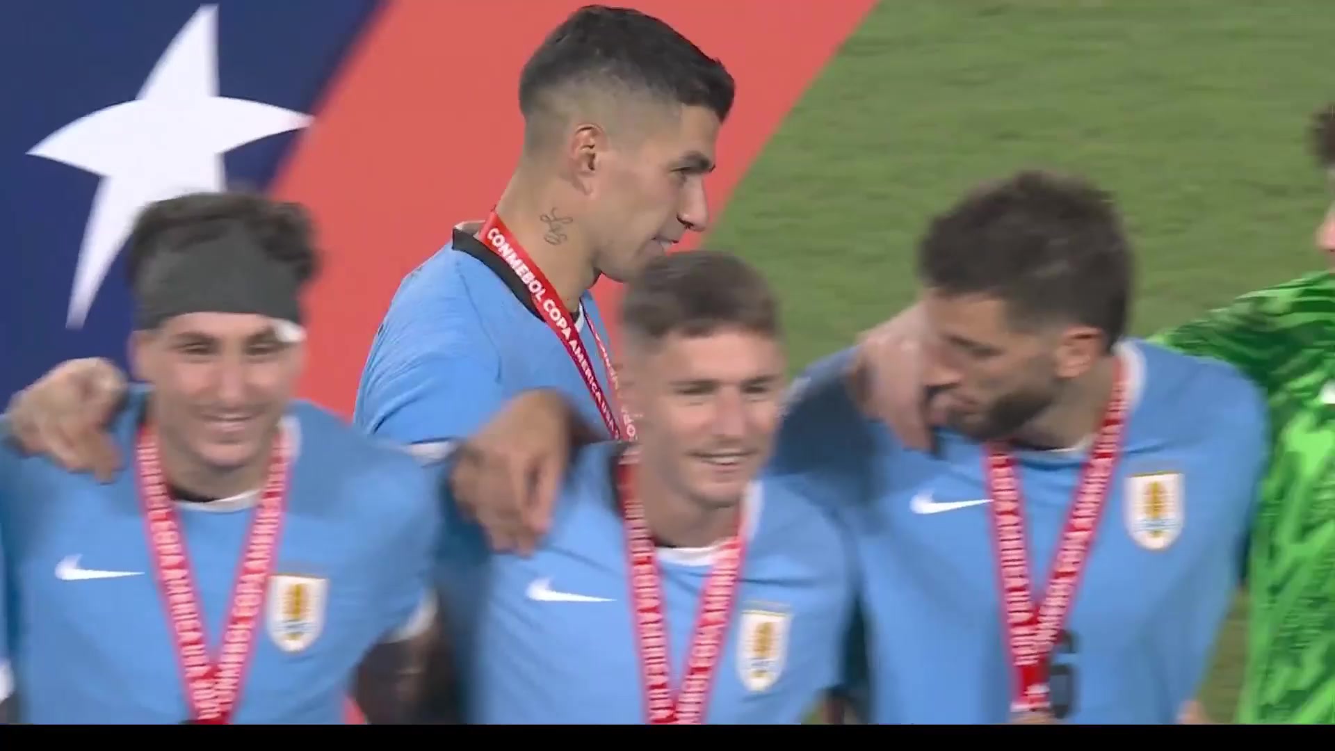 颁奖时刻！乌拉圭全员上台领奖，苏亚雷斯笑的牙都藏不住了