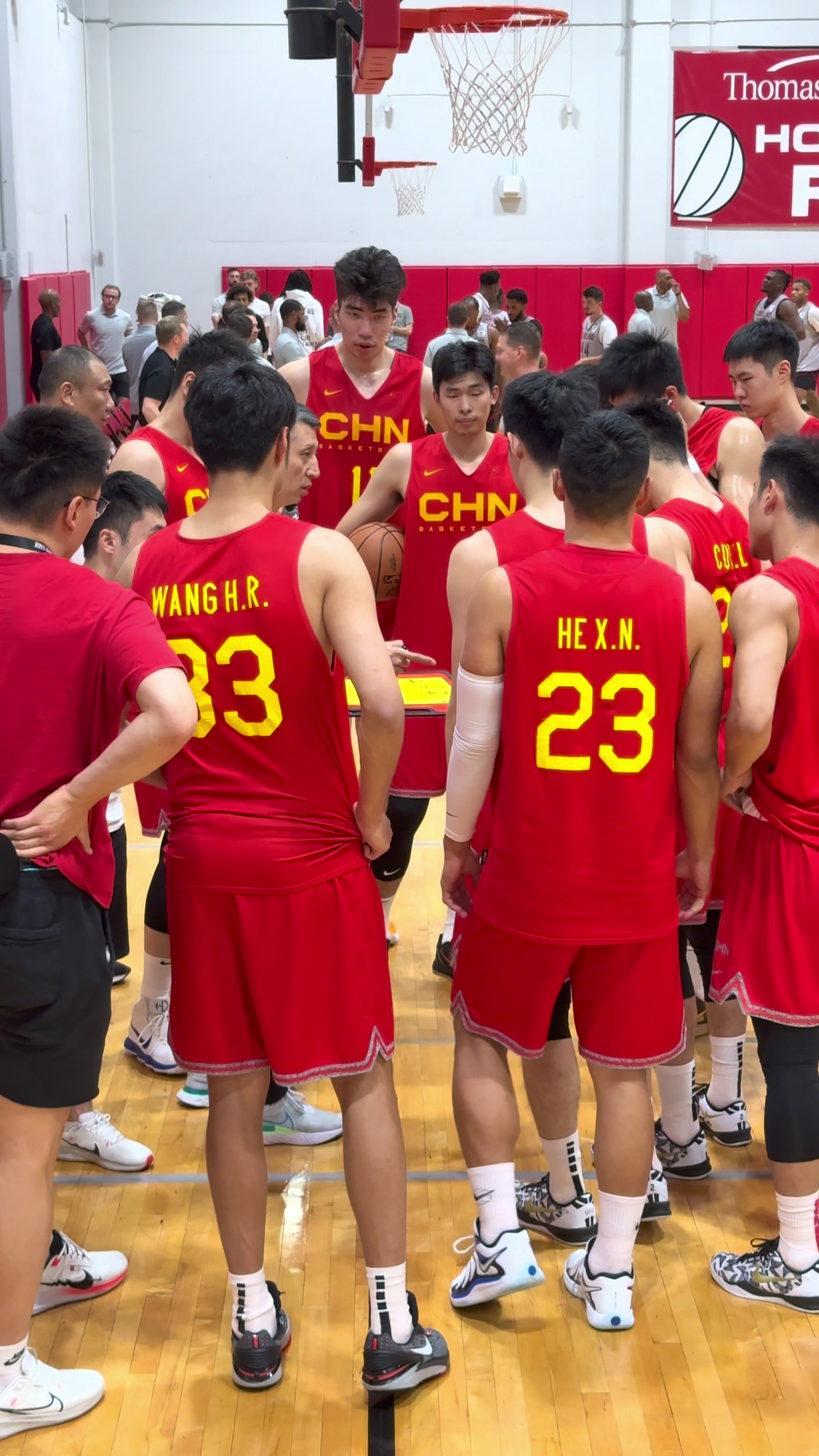 中国男篮与NBA骑士内部教学赛的一些片段和集锦！小杨这场打得不错！