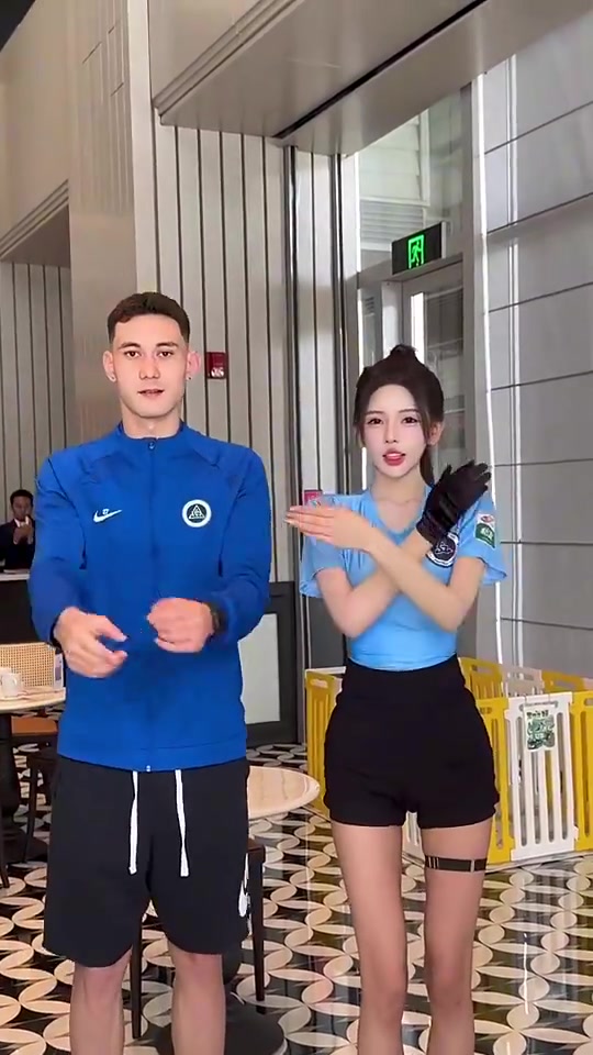 国脚拜合拉木晒和网红DJ跳舞，这舞姿能打几分？