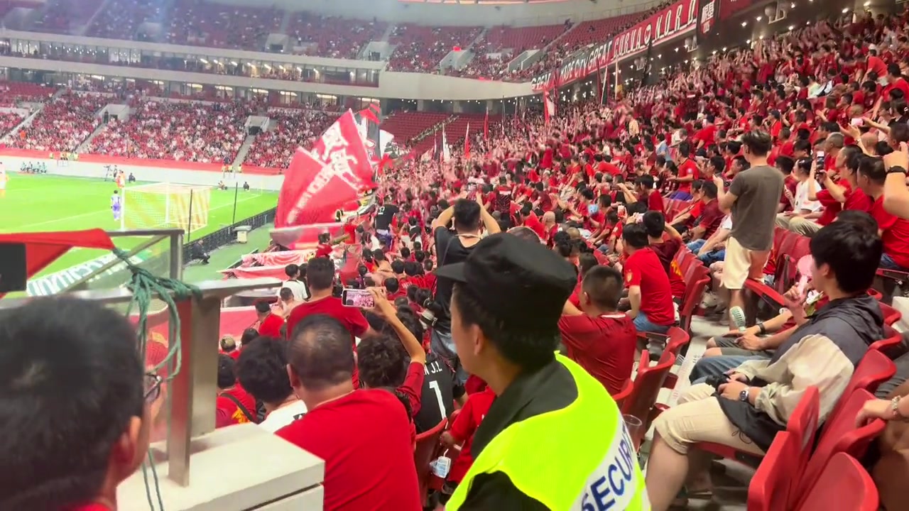 海港5:0领先，浦东足球场玩起了人浪