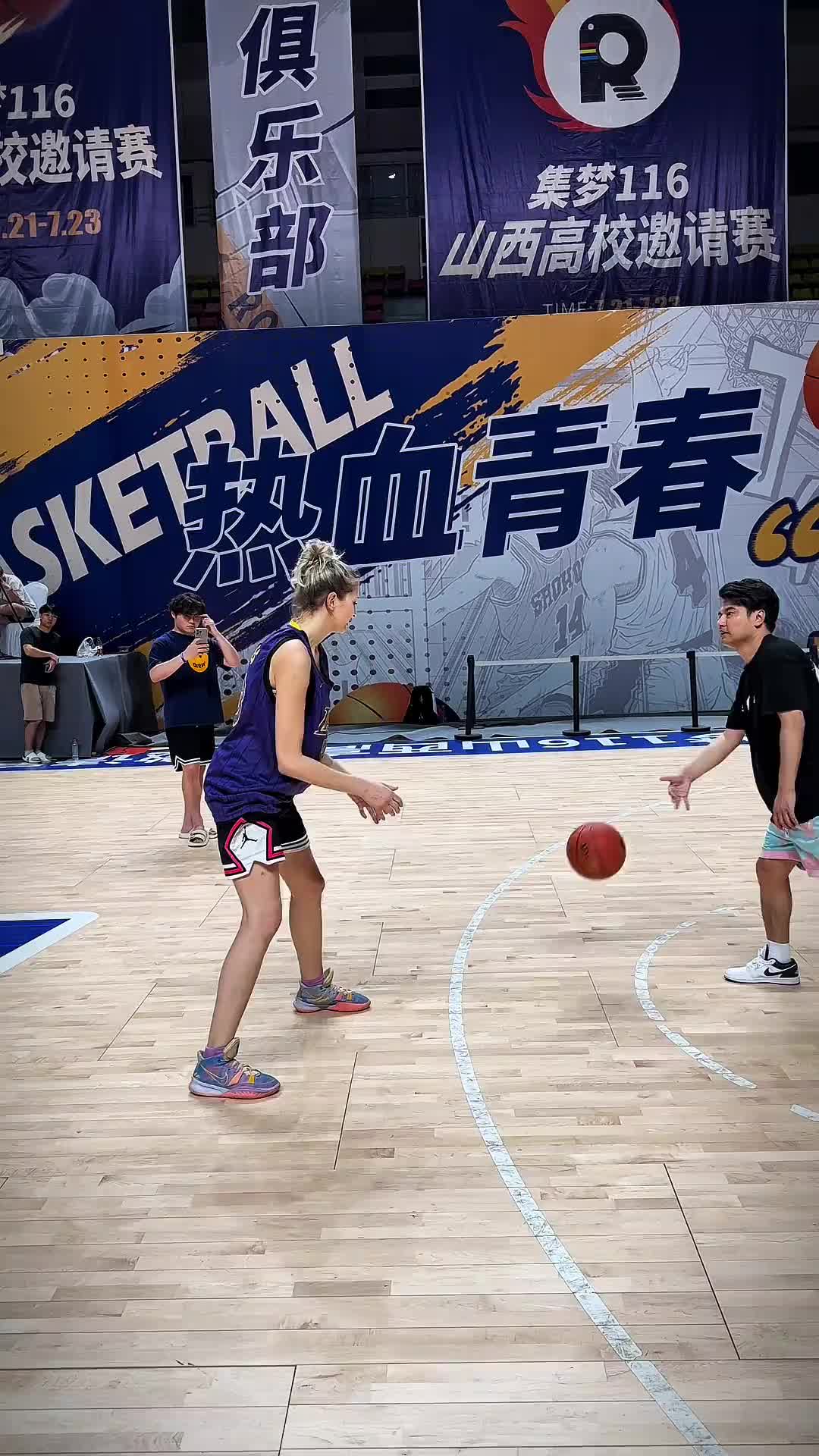 各种三分颜射+封盖哦！俄罗斯篮球小姐姐和集梦会长单挑~
