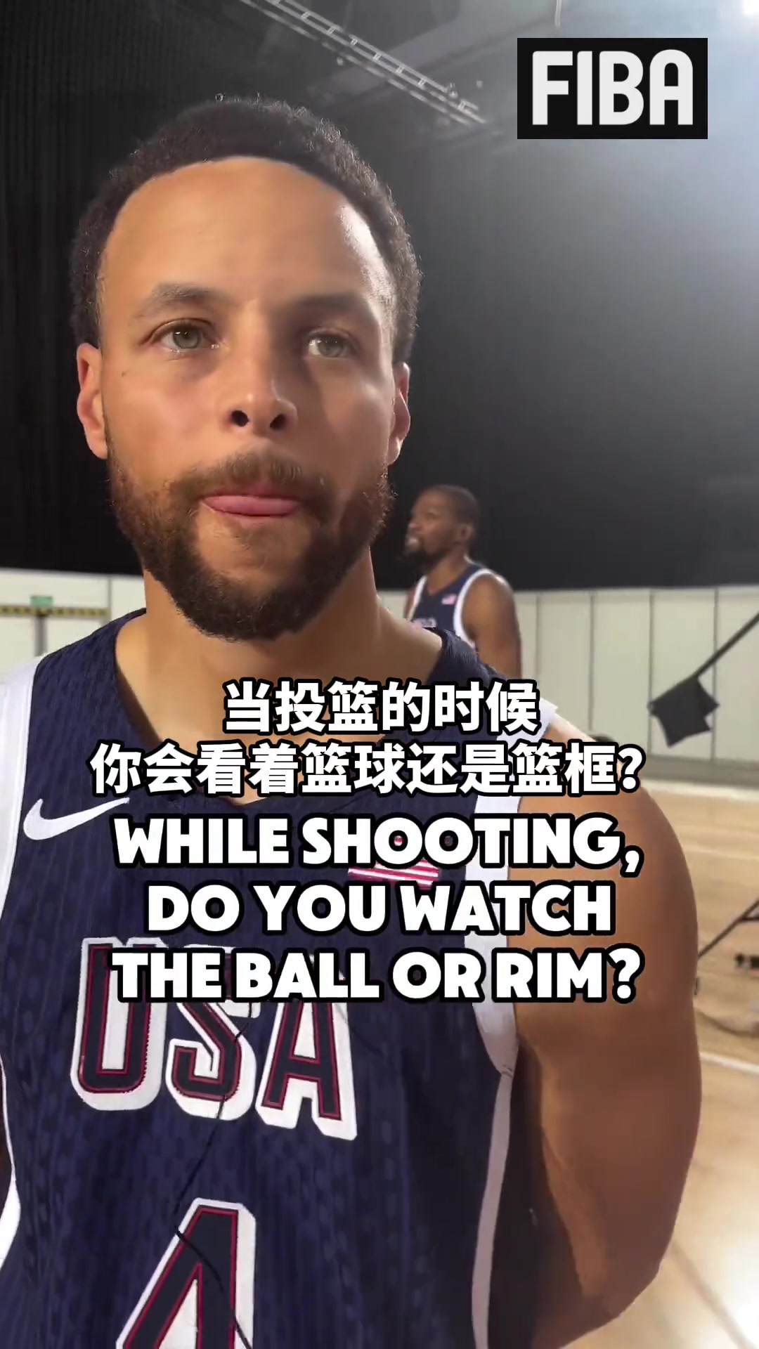 库里和他的队友们，投篮的时候是看球还是看篮框呢？