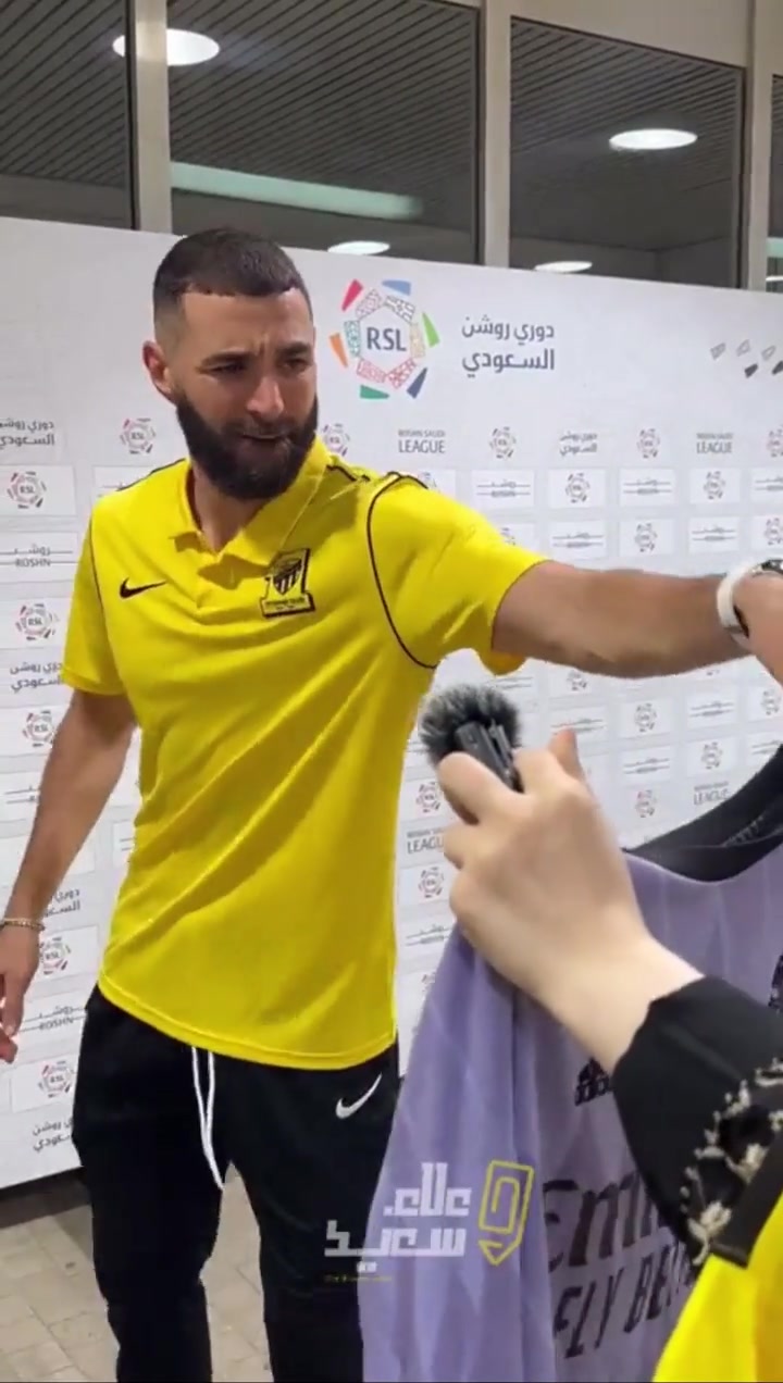 本泽马拒绝吉达联合球迷签名，直到他看到一件皇马球衣