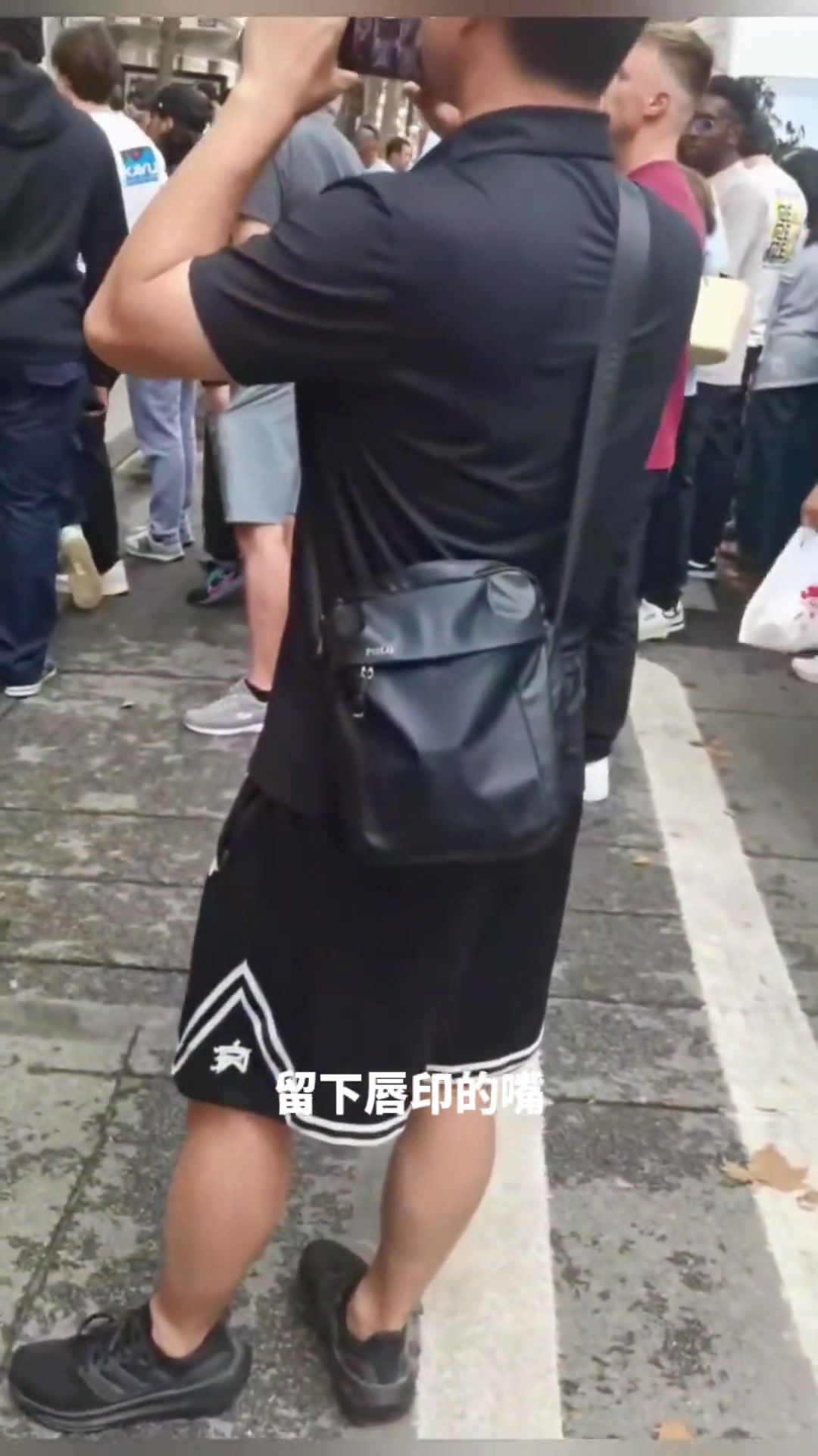 网友在法国巴黎偶遇徐静雨 在美国队下榻酒店门口拍摄视屏