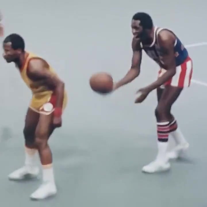 人类早期打球视频，原来篮球还能这样玩！