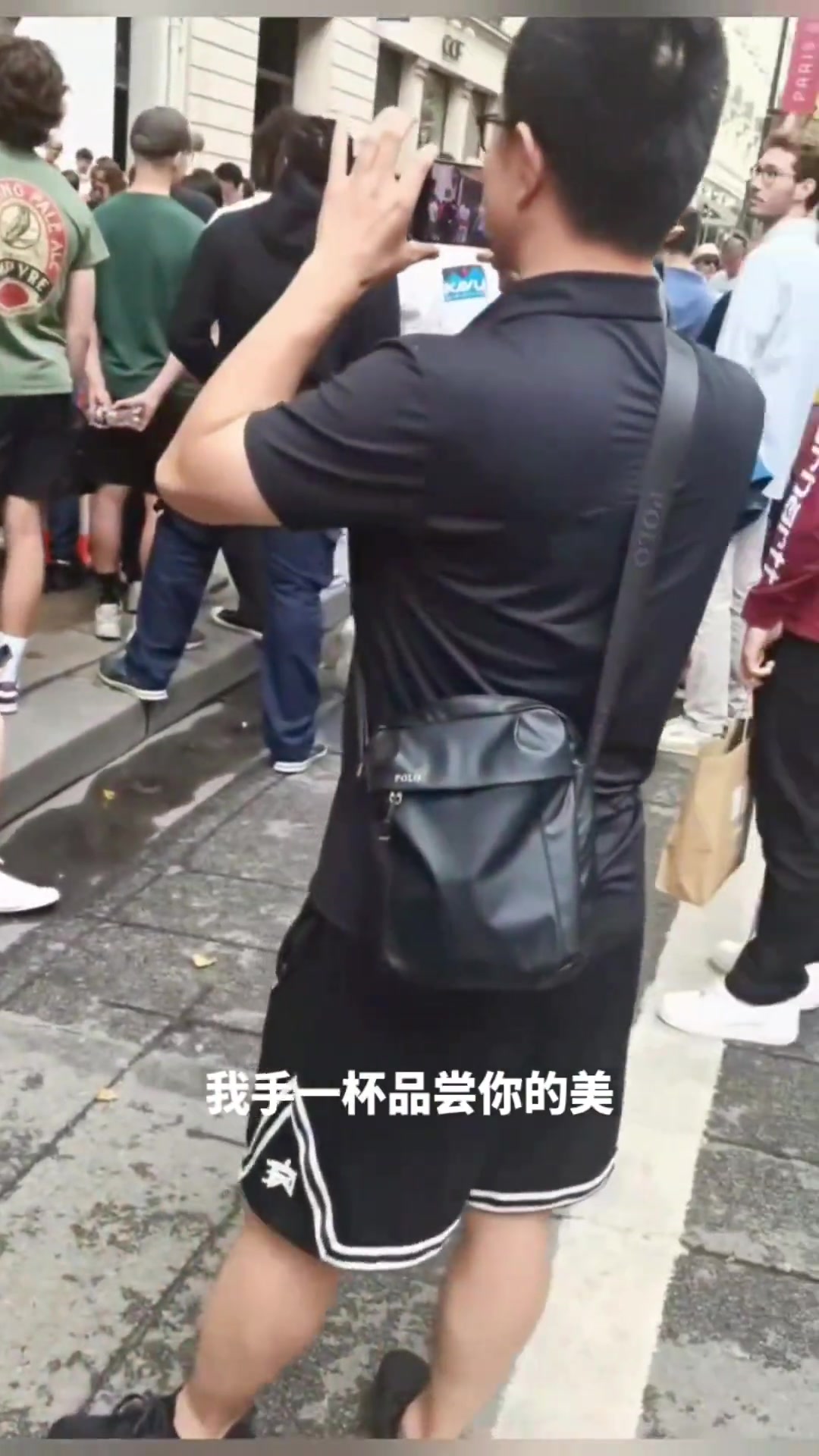 网友在美国男篮下榻酒店偶遇徐静雨 疑似在等杜兰特？