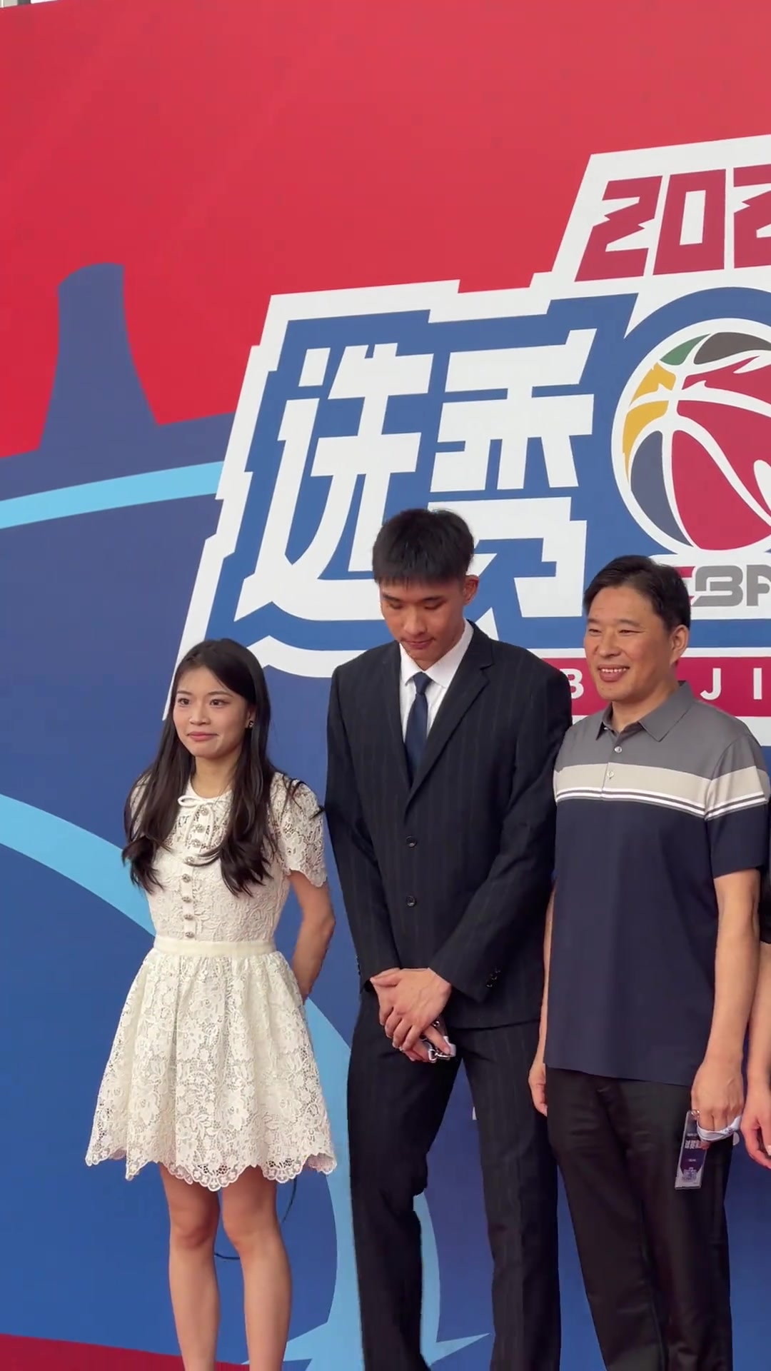 谢智杰携家人出席选秀红毯!