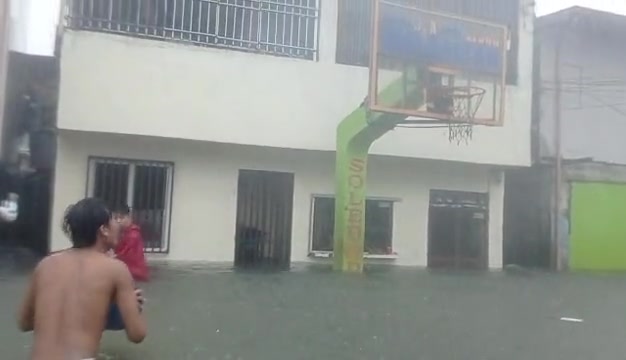 不是篮球是水球了把？这是来到了“湖人”主场？