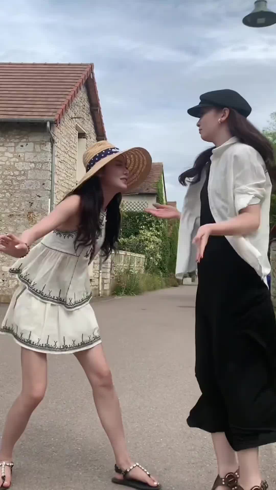 这咋还跳起来了？美娜和佳依工作间隙打卡莫奈花园和中餐厅~