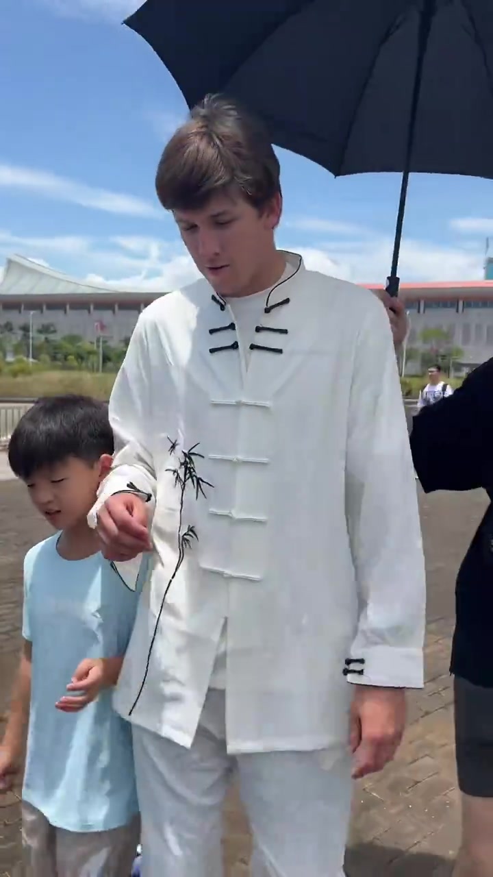里夫斯穿着这身，是想去和叶问过过招吗？