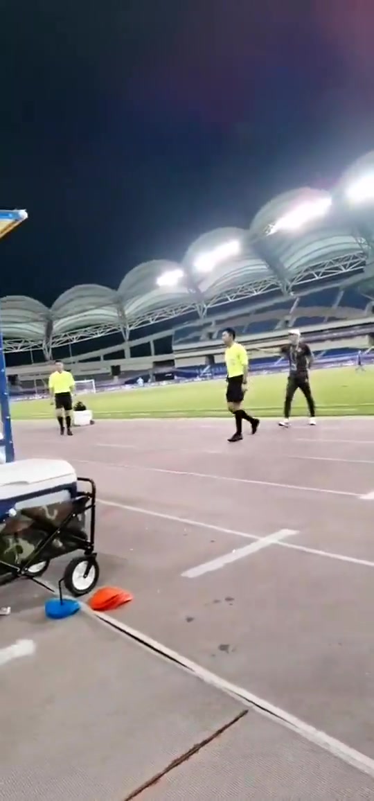 名场面！马宁警告替补球员：站起来！还想在这里坐着吗？