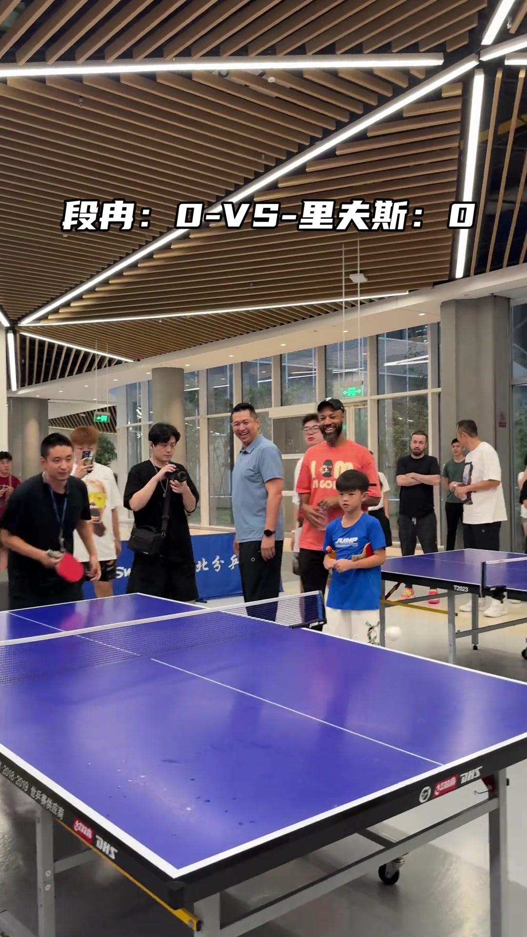 看着还是会打的哈！里夫斯中国行和解说员段冉PK乒乓球 最终3-9落败~