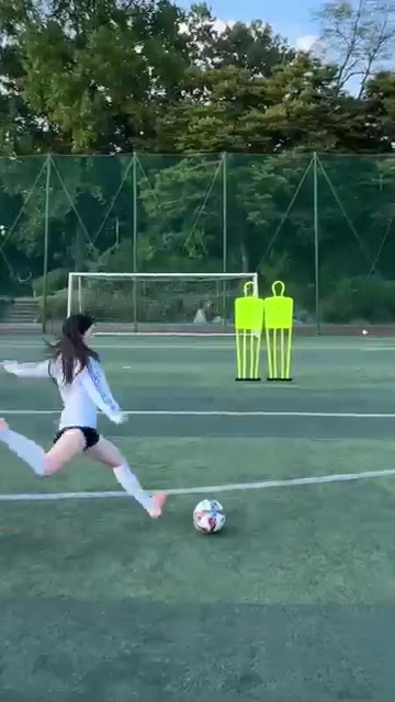 一看小姐姐的脚法，就是个练家子