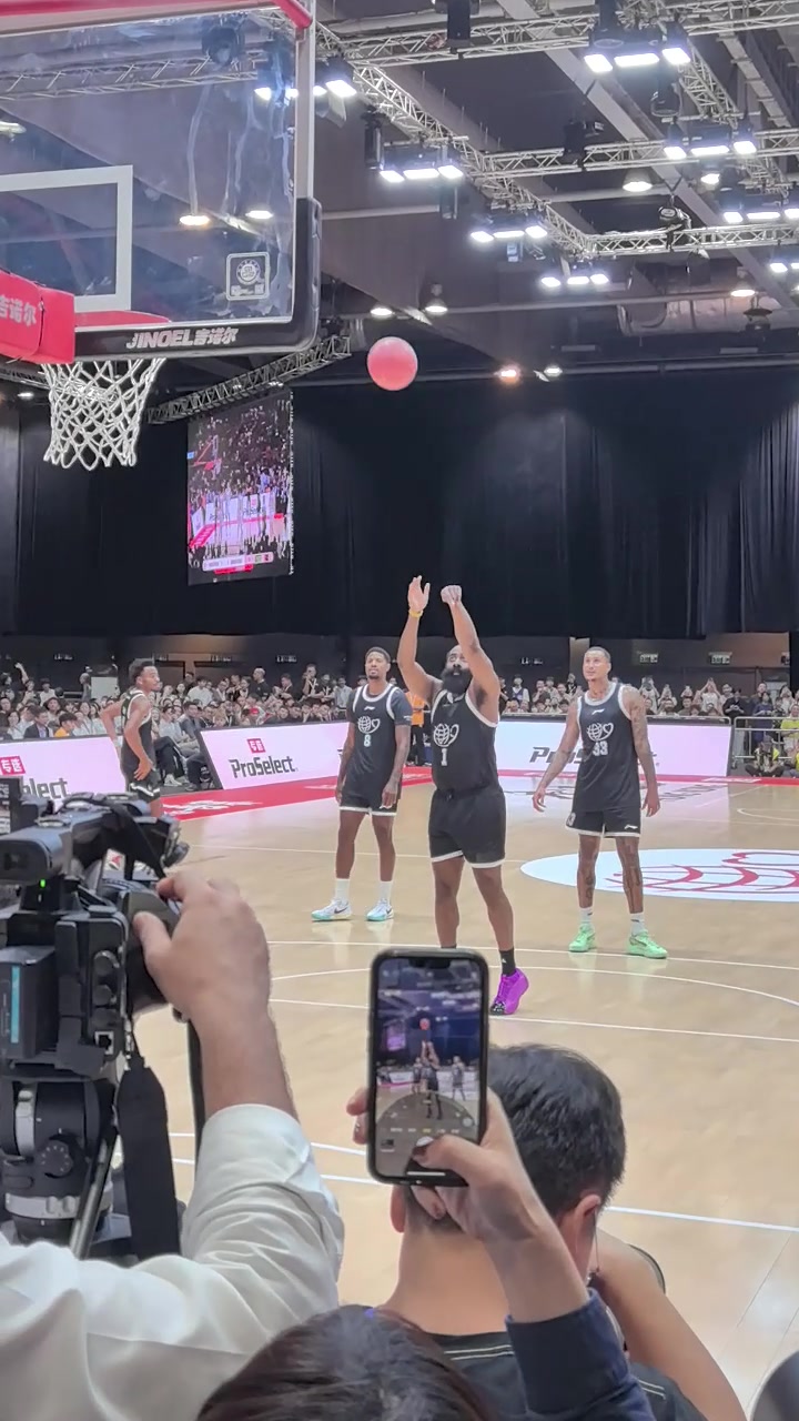 现车气氛太嗨了！登哥在全场“MVP”的欢呼声中三罚全中！