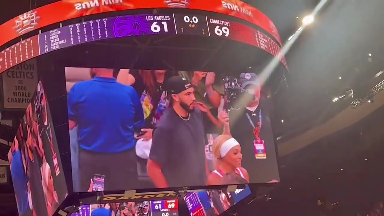 拿完NBA冠军+奥运金牌的塔图姆现身WNBA场边，人气真的高