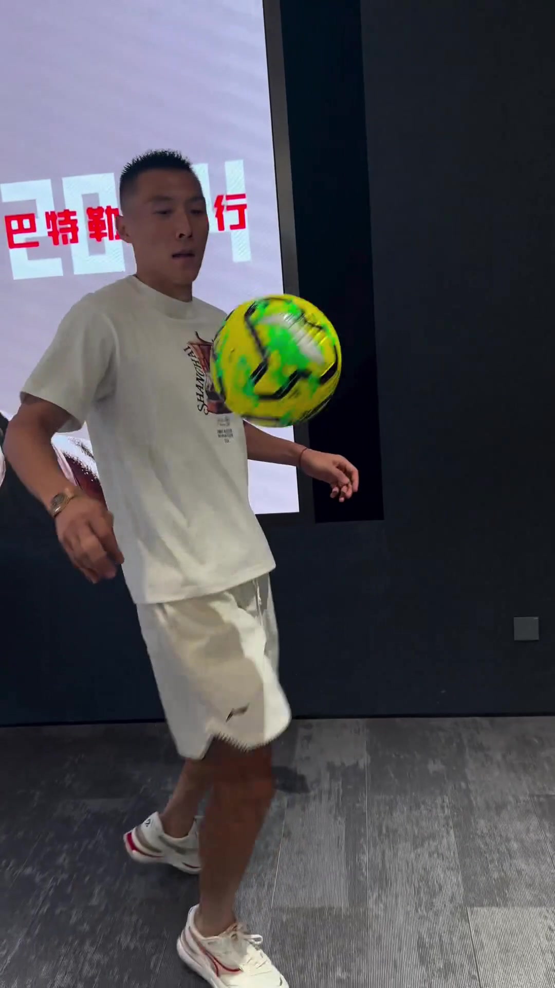 秀脚法！NBA球星巴特勒与于大宝对颠⚽