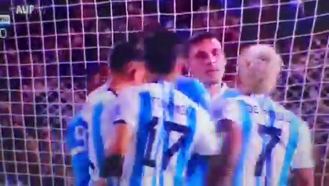 此前乌加特称德保罗为：Messi’s c**k sucker