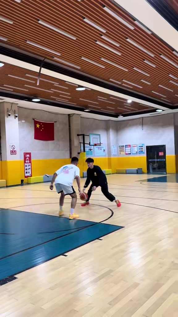 这个运球和技巧看着真舒服 野球场算高手级别了吧